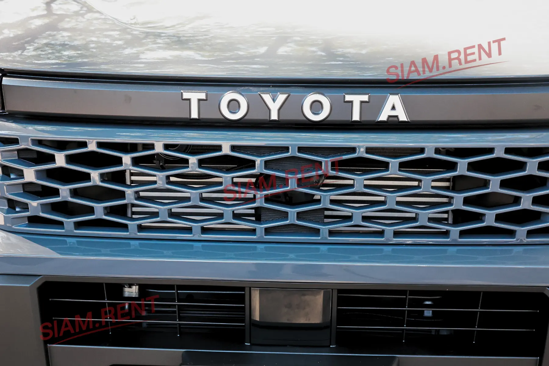 กระจังหน้า Hilux Travo